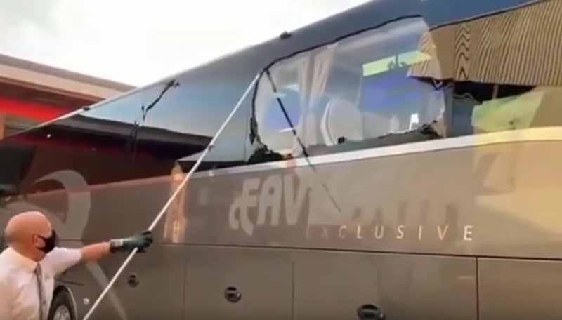 Seorang petugas terlihat sedang membersihkan serpihan kaca yang pecah pada bus yang mengangkut rombongan tim Real Madrid yang berhadapan dengan Liverpool di Stadion Anfield. Bus tersebut diserang pendukung Liverpool. (DAILY MAIL)